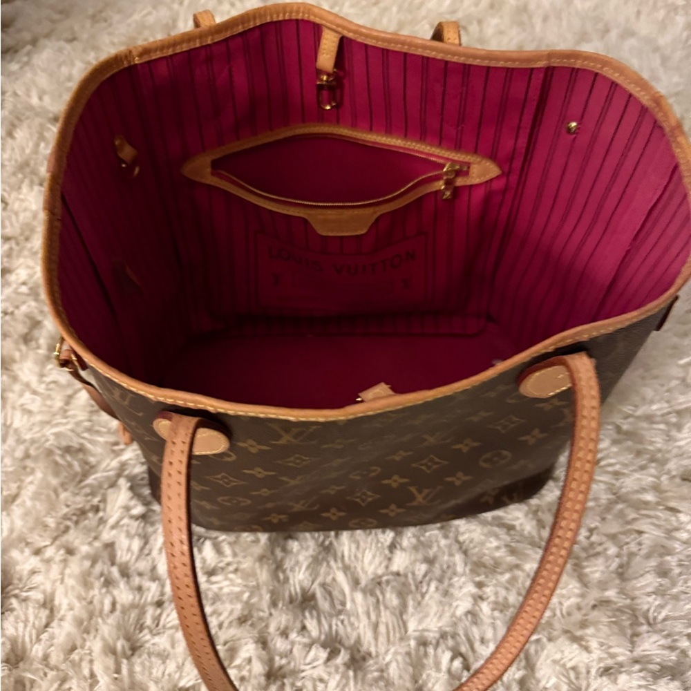 Louis Vuitton Neverfull MM
Like new, make an offer  
12.2x11x5.5 inches
